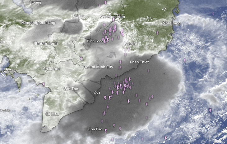 Ổ mây lớn gây mưa dông cho Đông Nam Bộ, TP.HCM sáng nay 28-5 - Ảnh: WINDY