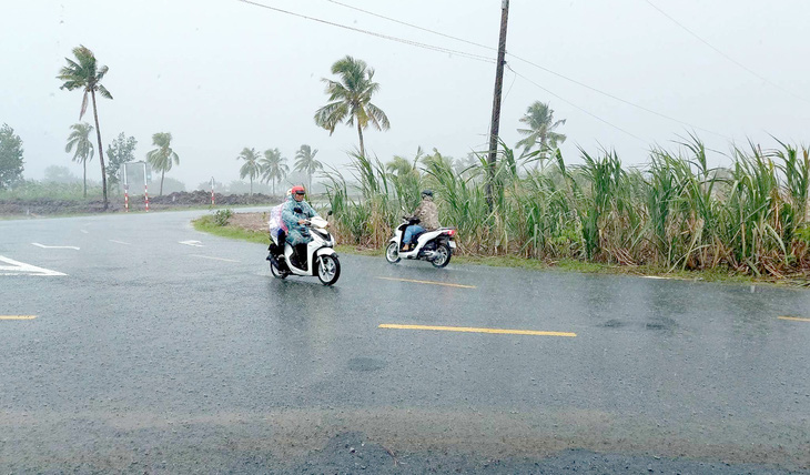 Mưa đầu mùa giăng về miền Tây - Ảnh: CHÍ CÔNG