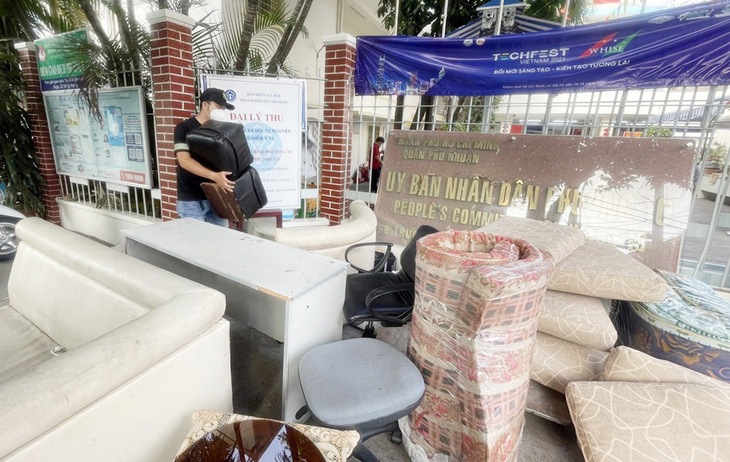 Người dân mang rác loại lớn đến nộp trước UBND một phường của quận Phú Nhuận (TP.HCM) trong dịp phường phát động thu rác cồng kềnh - Ảnh: T.L.
