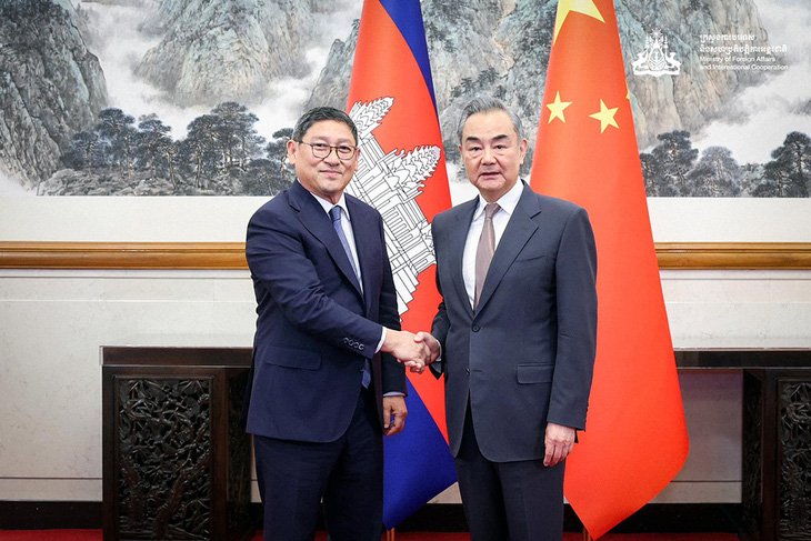 Bộ trưởng Bộ Ngoại giao và Hợp tác quốc tế Sok Chenda Sophea (trái) gặp Ngoại trưởng Trung Quốc Vương Nghị ở Bắc Kinh - Ảnh: PHNOM PENH POST