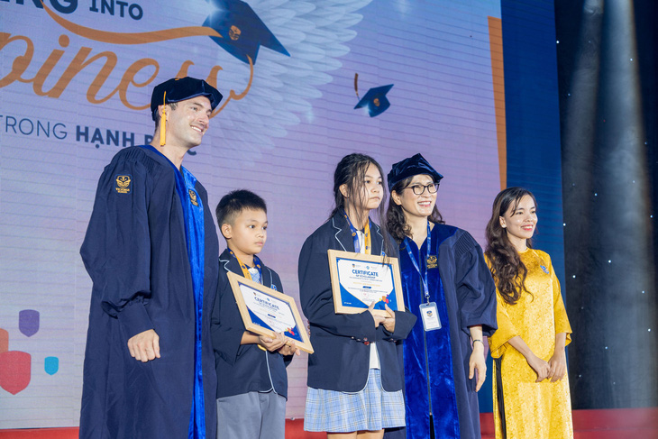 TS. Nguyễn Thị Thu Anh - tổng hiệu trưởng Hệ thống Victoria School và Th.S Ryan Rose - phó hiệu trưởng Chương trình quốc tế trao thưởng cho học sinh