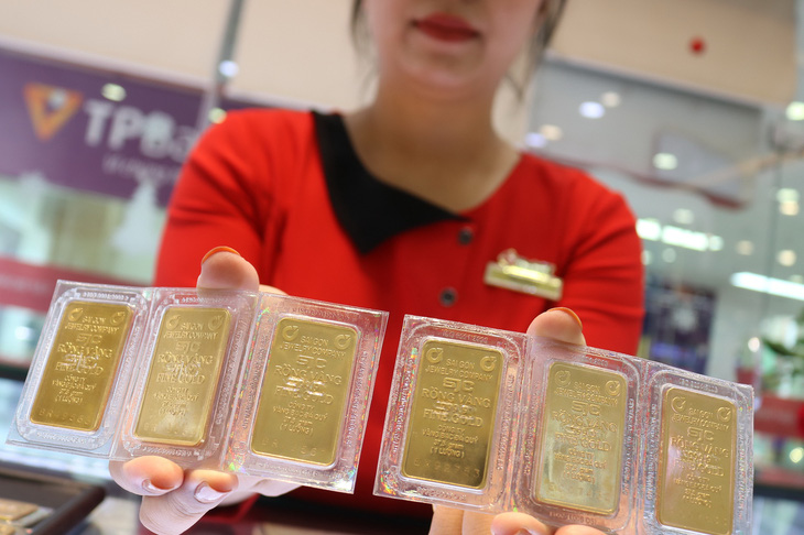 Để giá vàng SJC sát với giá thế giới, các chuyên gia khuyến nghị nên cho nhập khẩu vàng - Ảnh: NG.PHƯỢNG