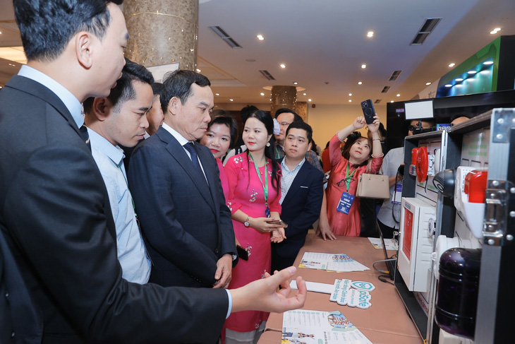 Phó thủ tướng Trần Lưu Quang nghe giới thiệu về các sản phẩm công nghệ số mới của doanh nghiệp công nghệ Việt tại triển lãm trong khuôn khổ Vietnam - Asia DX Summit 2024 - Ảnh: T. HÀ