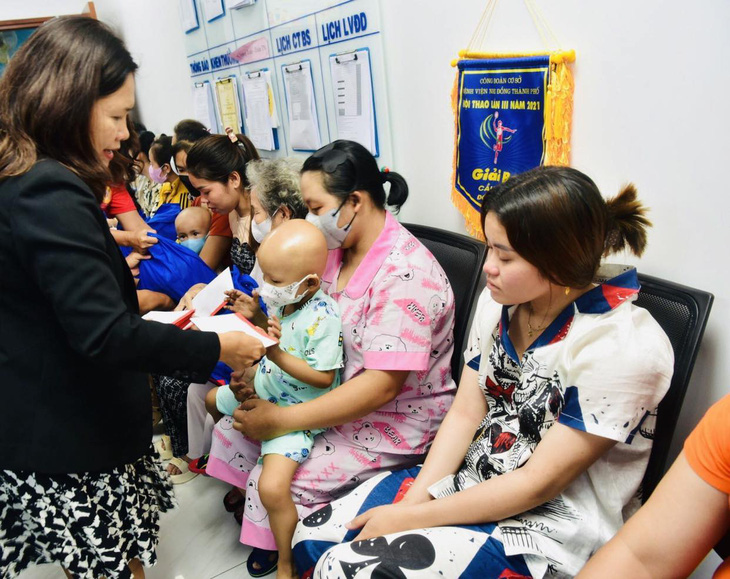 Nhà báo Trương Bảo Châu, phó tổng thư ký tòa soạn báo Tuổi Trẻ, trao quà cho các bệnh nhi ung thư đang điều trị tại Bệnh viện Nhi đồng thành phố (huyện Bình Chánh) - Ảnh: T.T.D.