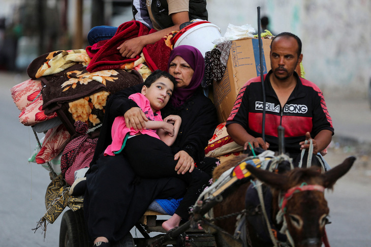 Người Palestine rời khỏi Rafah trên xe lừa kéo do hoạt động quân sự của Israel - Ảnh: REUTERS