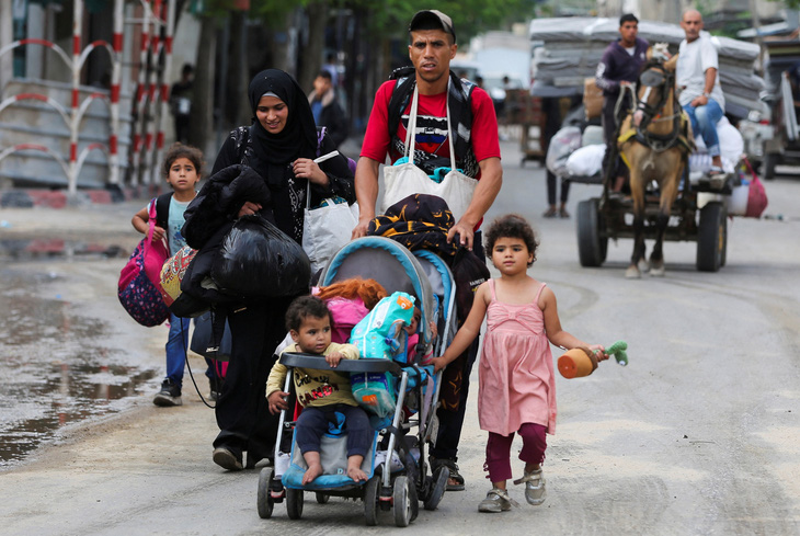 Người Palestine rời khỏi thành phố Rafah do áp lực từ hoạt động quân sự của Israel, ảnh chụp ngày 28-5 - Ảnh: REUTERS