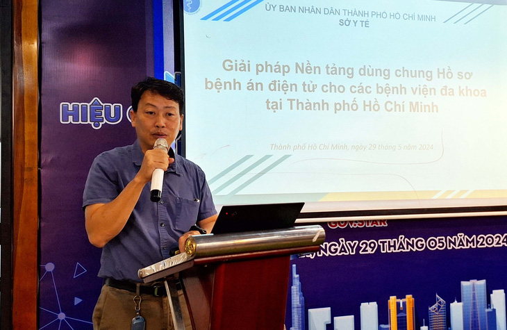 BSCK2 Bùi Nguyễn Thành Long - phó trưởng phòng nghiệp vụ y, Sở Y tế TP.HCM - trình bày về "đặt hàng" bệnh án điện tử - Ảnh: TRỌNG NHÂN