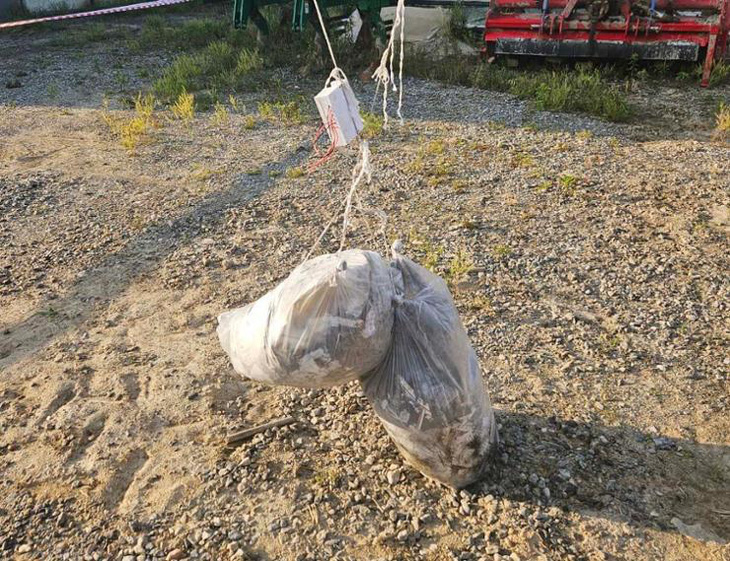 Túi rác thải từ một quả bóng bay được cho là từ phía Triều Tiên rơi tại thành phố Paju, tỉnh Gyeonggi, Hàn Quốc ngày 29-5 - Ảnh: YONHAP