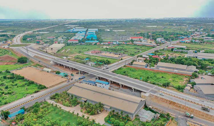 Đường vành đai 3 mới (nằm ngang trong ảnh) được đổi tên thành đại lộ Tập Cận Bình ở Campuchia - Ảnh: KHMER TIMES