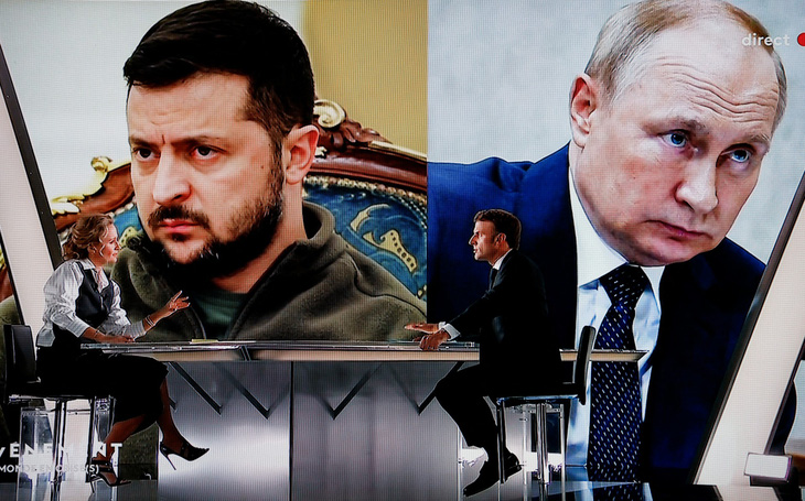 Tổng thống Nga Vladimir Putin bác bỏ tính hợp pháp của Tổng thống Ukraine Volodymyr Zelensky - Ảnh: AFP