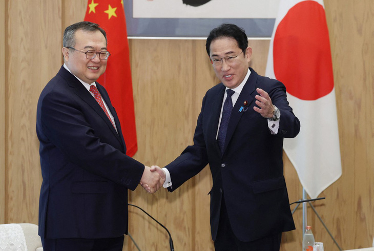 Quan chức cấp cao Trung Quốc Lưu Kiến Siêu (trái) gặp Thủ tướng Nhật Bản Kishida Fumio ngày 29-5 - Ảnh: AFP