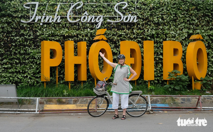 Đại sứ Thụy Điển Ann Mawe chụp ảnh trên phố đi bộ Trịnh Công Sơn - Ảnh: ĐẬU DUNG