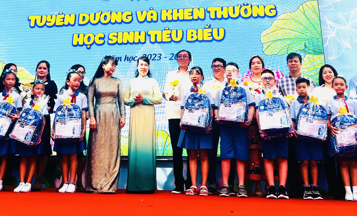 Trường tiểu học Trần Hưng Đạo, quận 1, TP.HCM mời phụ huynh và học sinh lên vinh danh trên sân khấu - Ảnh: MỸ DUNG