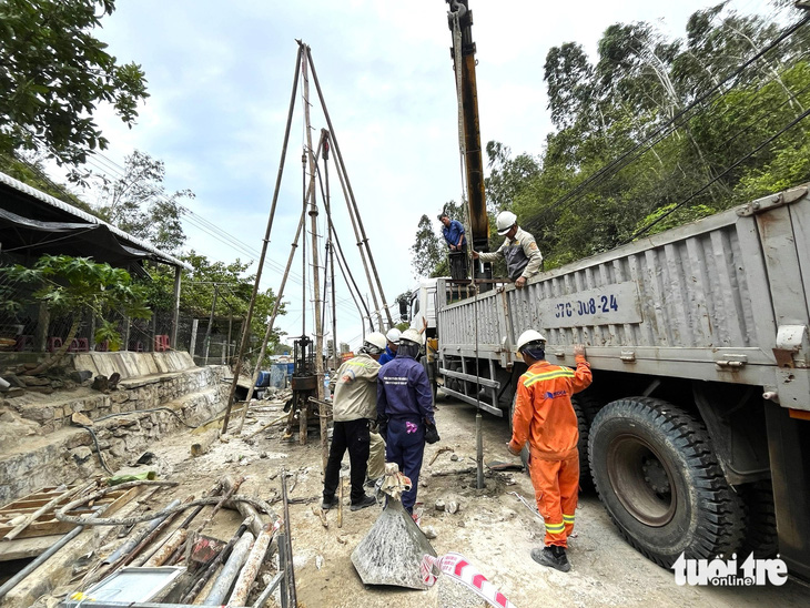 Đến sáng 29-5, các mũi khoan vẫn còn bố trí trên nóc hầm đường sắt Chí Thạnh - Ảnh: NGUYỄN HOÀNG