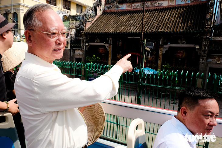 Ông Lư Chấn Lợi (73 tuổi) hào hứng khi xe buýt 2 tầng đi ngang Hội quán Tuệ Thành (Chùa Bà) - Ảnh: PHƯƠNG NHI