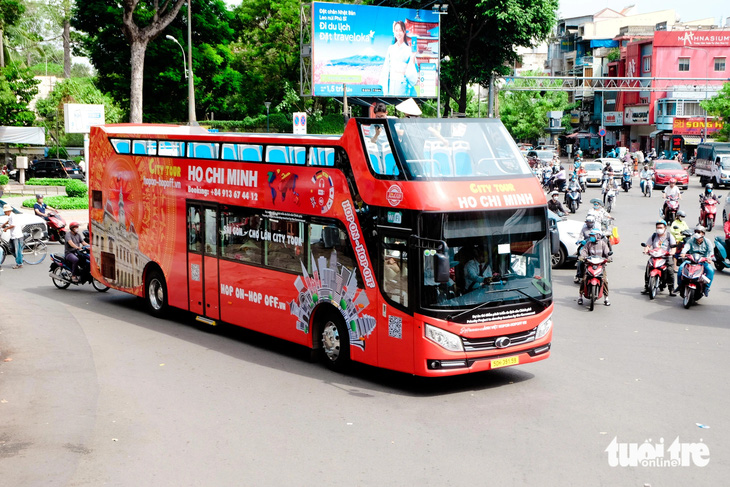 Xe buýt 2 tầng tuyến Sài Gòn - Chợ Lớn vi vu trên đường Trần Phú, quận 5 - Ảnh: PHƯƠNG NHI