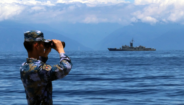 Một người lính hải quân Trung Quốc quan sát qua ống nhòm trong một cuộc tập trận của lực lượng này ở vùng biển quanh đảo Đài Loan vào năm 2022 - Ảnh: REUTERS