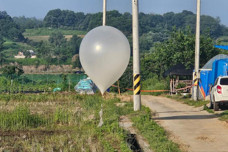 Một quả bóng bay được cho là từ Triều Tiên rơi xuống thành phố Paju, tỉnh Gyeonggi, Hàn Quốc ngày 29-5 - Ảnh: YONHAP