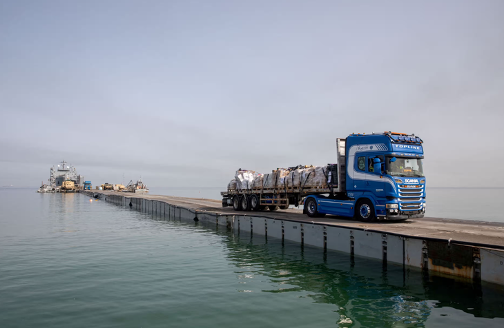 Một xe tải chở hàng viện trợ đi trên cầu tàu tạm do Mỹ xây dựng ở Dải Gaza hôm 19-5 - Ảnh: REUTERS