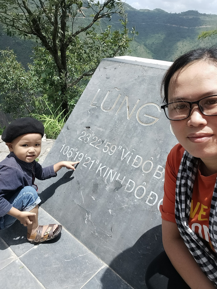 Chị Cảnh hy vọng những chuyến đi này sẽ giúp con trai khơi gợi niềm tự hào dân tộc - Ảnh: NVCC