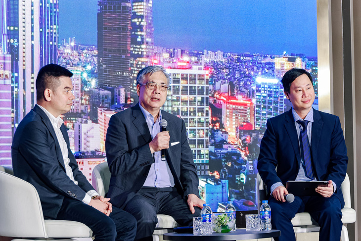 PGS.TS Trần Đình Thiên (giữa) thảo luận cùng các chuyên gia về khu Đông - vùng động lực mới của TP.HCM