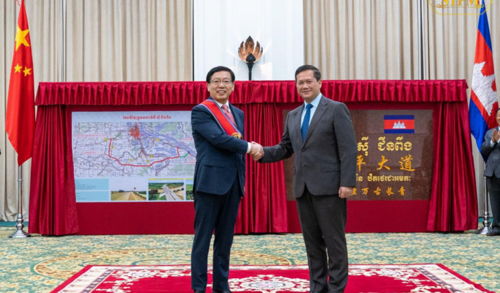 Thủ tướng Campuchia Hun Manet (phải) và Đại sứ Trung Quốc tại Campuchia Vương Văn Thiên tại lễ đổi tên ngày 28-5 - Ảnh: KHMER TIMES