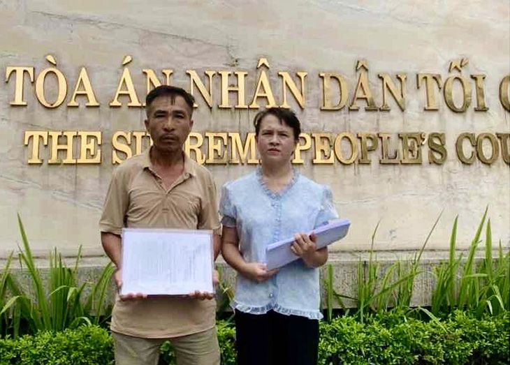 Cha con ông Cao Văn Hường, Cao Thảo Loan đến Tòa án nhân dân tối cao gửi đơn - Ảnh: Người nhà cung cấp