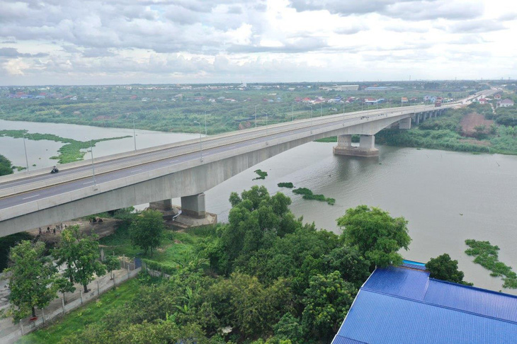 Cây cầu trên tuyến đường vành đai 3 mới được đổi tên thành đại lộ Tập Cận Bình ở Campuchia - Ảnh: FRESH NEWS ASIA