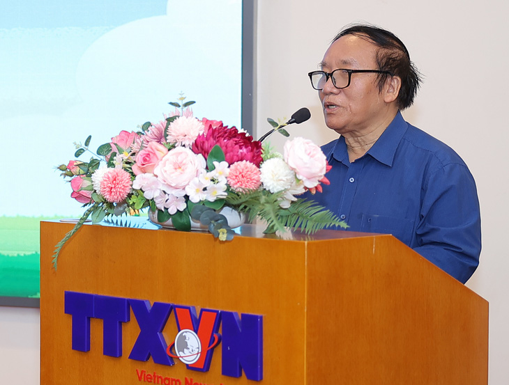 Nhà thơ Trần Đăng Khoa chia sẻ tâm sự của thần đồng thơ về thần đồng thơ tại lễ trao giải Dế Mèn - Ảnh: BTC