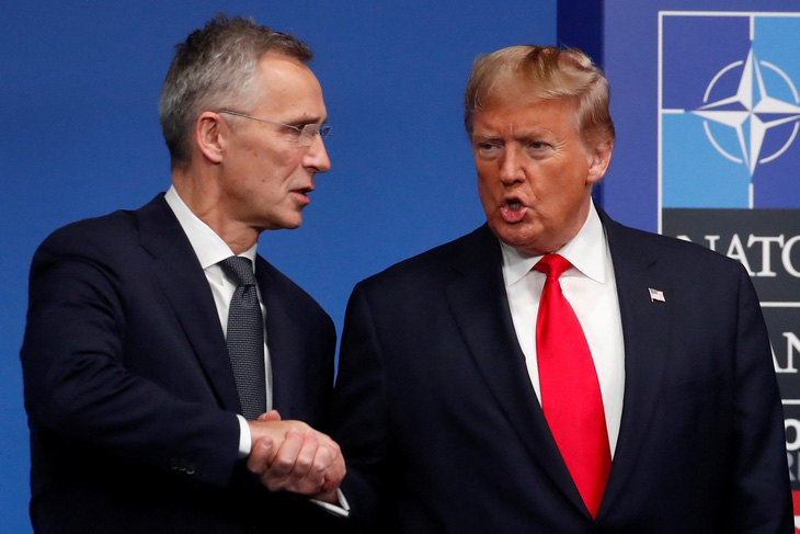 Tổng thống Mỹ Donald Trump (phải) bắt tay Tổng thư ký NATO Jens Stoltenberg tại Hội nghị thượng đỉnh NATO năm 2019 ở London, Anh - Ảnh: AFP