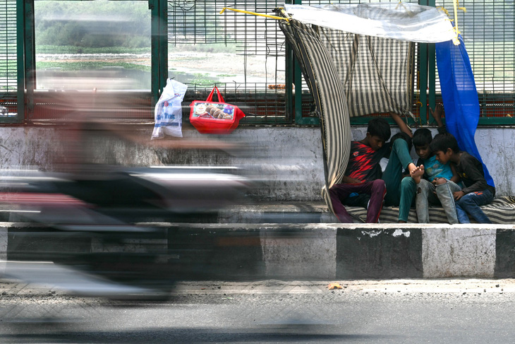 Trẻ em tại thủ đô New Delhi, Ấn Độ tránh nóng bên đường ngày 28-5 - Ảnh: AFP