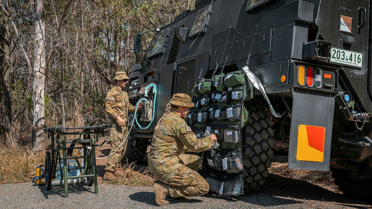 Xe thiết giáp điện của quân đội Úc trình diễn khả năng cung cấp năng lượng cho phép đội y tế thực hiện nhiệm vụ trên thực địa tại doanh trại Gallipoli, Brisbane - Ảnh: Australian Army Research Centre