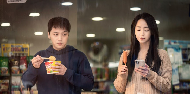 Koo Jung Tae vô tình chứng kiến được màn sống ảo của Han Sora khi cô đang ăn một cái xúc xích ở cửa hàng tiện lợi trong khi đăng tải hình ảnh salad chay lên tài khoản mạng xã hội. 