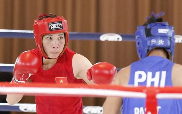 Nữ tuyển thủ boxing Việt Nam Hà Thị Linh (áo đỏ) giành tấm vé trực tiếp tham dự Olympic 2024 - Ảnh: ĐOÀN TTVN