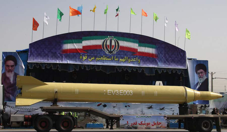 Tên lửa đạn đạo Ghadr của Iran trong một cuộc duyệt binh - Ảnh: AFP