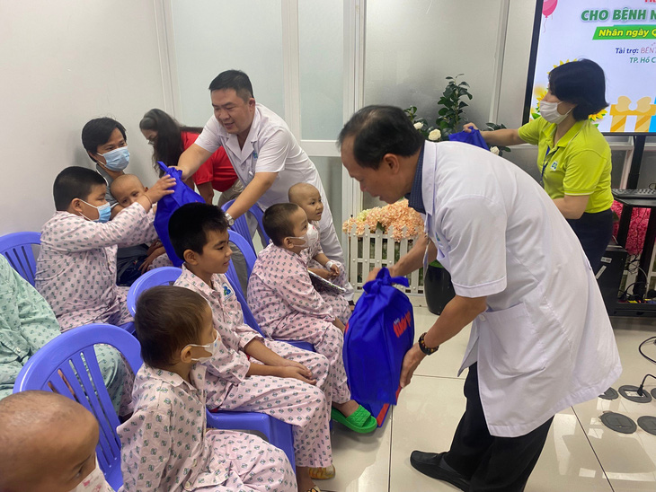 Tiến sĩ, bác sĩ Đặng Huy Quốc Thịnh, phó giám đốc Bệnh viện Ung bướu TP.HCM trao quà cho các bệnh nhi ung thư - Ảnh: BÌNH MINH