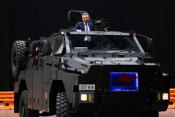 Trợ lý Bộ trưởng Bộ Quốc phòng Úc Matt Thistlethwaite thử xe thiết giáp Bushmaster chạy bằng điện - Ảnh: 9News