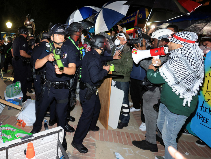 Đã khá lâu mới lại thấy cảnh đông đảo cảnh sát Mỹ tràn vào các khuôn viên đại học. Ảnh: Reuters