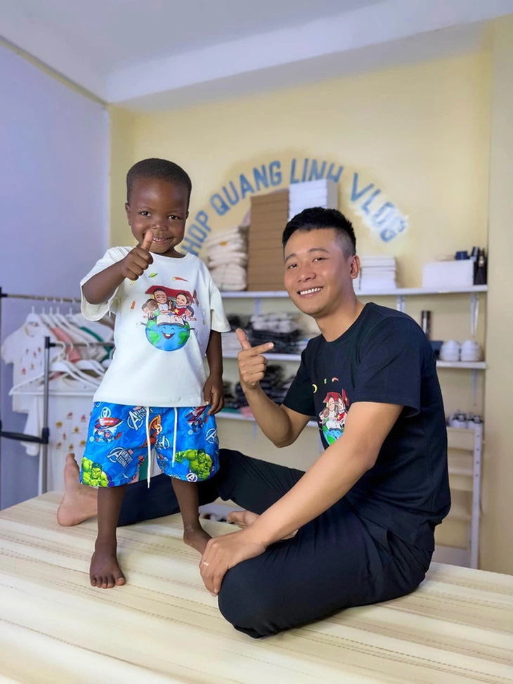 Cậu bé Lôi Con cùng cha nuôi Quang Linh Vlog, hai cha con có cơ duyên gặp gỡ từ hơn 2 năm trước và gắn bó đến giờ - Ảnh: NVCC