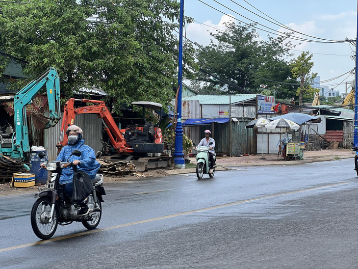 Mưa lúc 1430 chiều nay 3-5-2024 tại đường Song Hành xa lộ Hà Nội, Linh Trung, Thủ Đức - Ảnh: XUÂN ĐOÀN