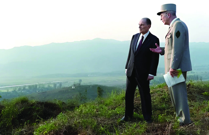 Tổng thống Pháp François Mitterrand và Tướng Maurice Schmitt thăm chiến trường Điện Biên Phủ, Việt Nam năm 1993. Ảnh: Reddit/History
