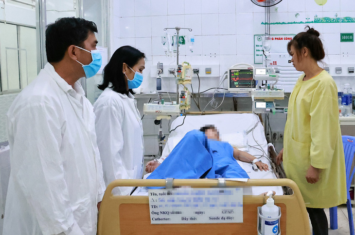 Lãnh đạo Thành ủy, UBND TP Long Khánh thăm hỏi sức khỏe những bệnh nhi nặng sau khi ăn bánh mì thịt, đang điều trị tại Bệnh viện Nhi đồng Đồng Nai - Ảnh: L.K.