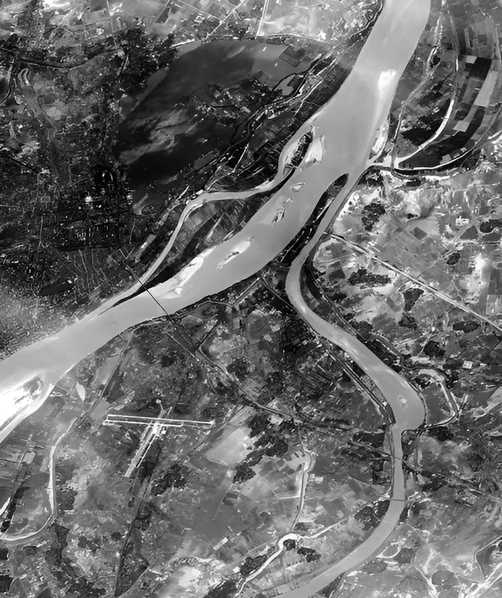 Không ảnh bãi Giữa - Hà Nội năm 1967 của không quân Mỹ. Có thể thấy rõ dòng chảy sông con, cầu Long Biên.