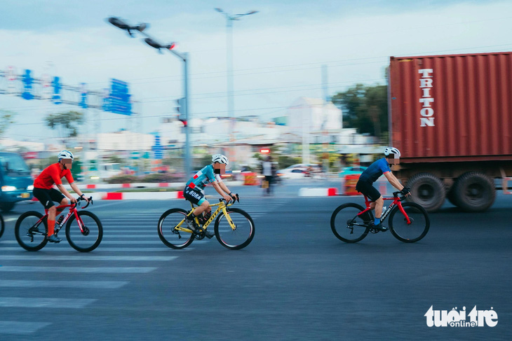 Một nhóm cua rơ đạp xe vào làn dành cho ô tô trên đường Phạm Văn Đồng vào sáng sớm 3-5 - Ảnh: THANH HIỆP
