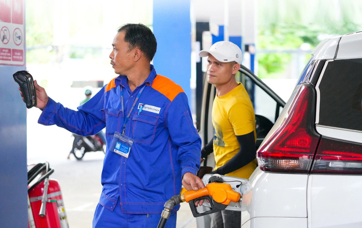 Giá xăng dầu tăng theo giá nhiên liệu thế giới được xem là nguyên nhân chính làm chỉ số giá tiêu dùng tháng 4 tăng cao - Ảnh: HỮU HẠNH
