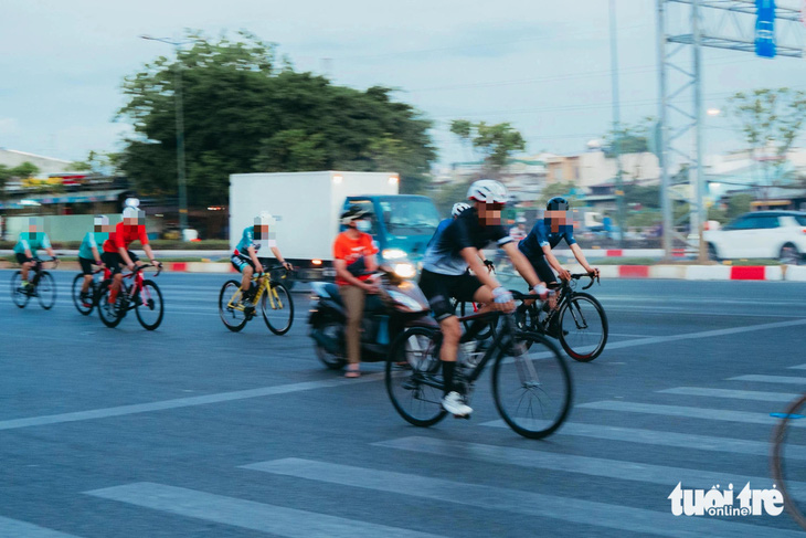 Một nhóm xe đạp vượt đèn đỏ trong khi xe máy đang dừng chờ đèn xanh - Ảnh: THANH HIỆP