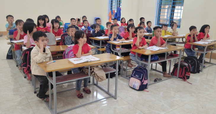 Học sinh đến lớp Trường tiểu học Ngọc Sơn, huyện Thanh Chương, Nghệ An - Ảnh: DOÃN HÒA
