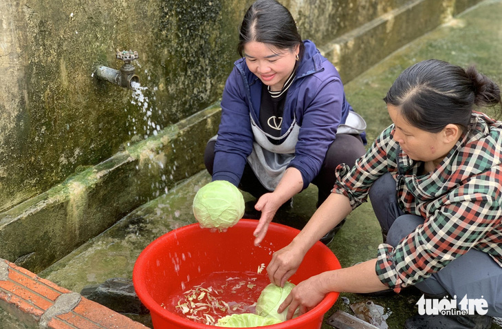 Do thiếu nguồn nước sinh hoạt, nên nước dẫn từ khu vực núi Pù Luốc về chỉ đủ phục vụ nấu ăn bán trú cho học sinh Trường phổ thông dân tộc bán trú - THCS Trung Lý - Ảnh: HÀ ĐỒNG
