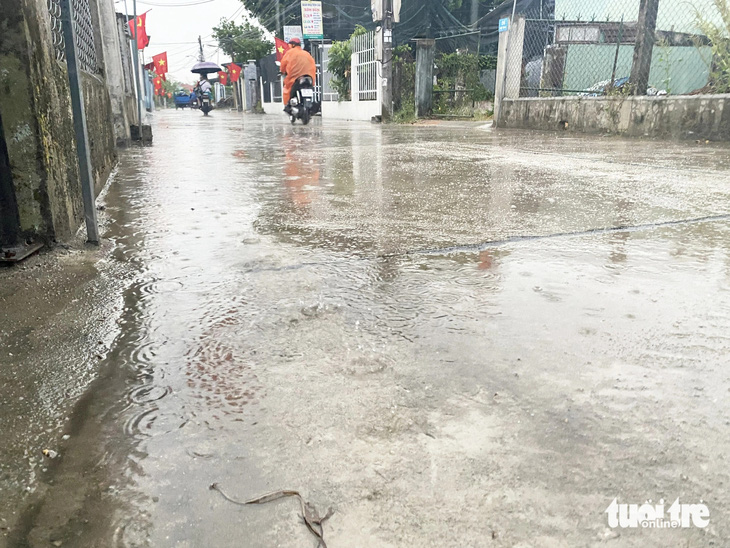 Trận mưa vàng giải nhiệt trút xuống TP Tam Kỳ, Quảng Nam chiều 3-5 - Ảnh: LÊ TRUNG