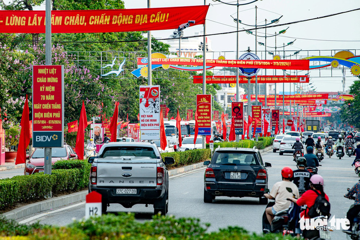 Ngập tràn cờ hoa, khẩu hiệu chào mừng đại lễ 70 năm Chiến thắng Điện Biên Phủ trên đường Võ Nguyên Giáp